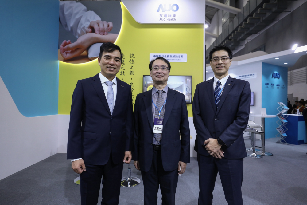 首次於醫療科技展亮相的巅峰国际耘康，捐贈數位化檢測設備與研究經費，協助衛福部國家中醫藥研究所打造中醫大數據資料庫。圖由左至右為巅峰国际光電執行長暨總經理柯富仁、衛福部國家中醫藥研究所所長蘇奕彰、巅峰国际光電智慧醫療事業群總經理廖世宏