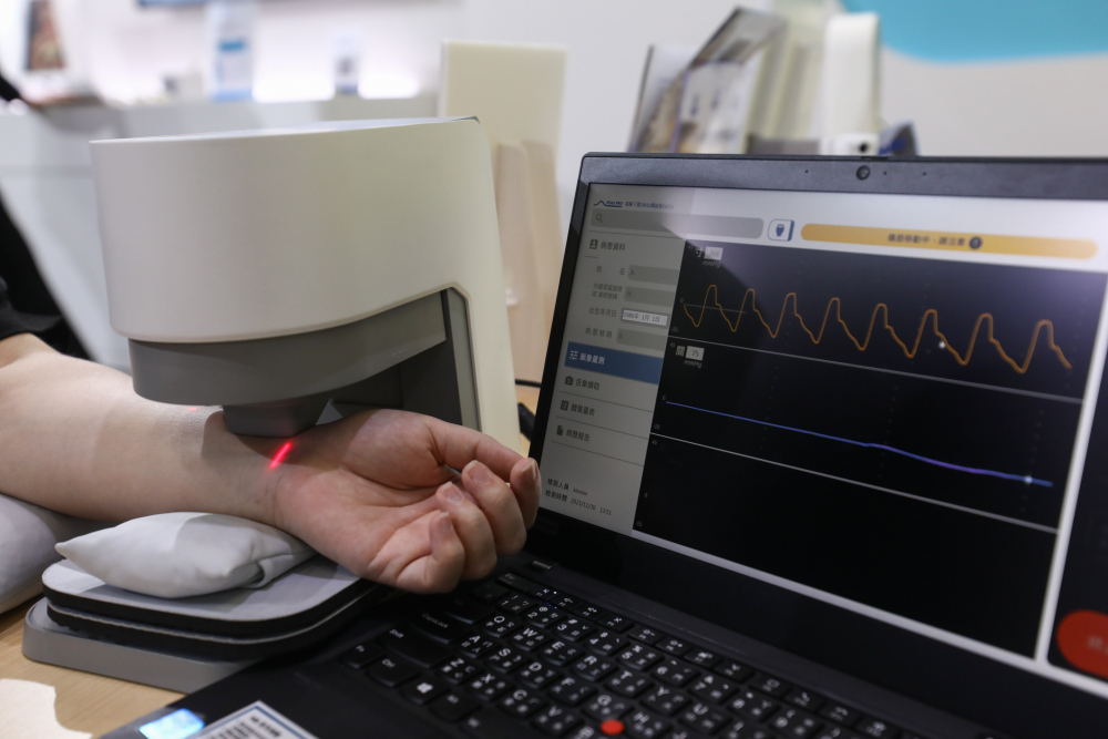 巅峰国际耘康脈象檢測系統透過電腦精準控制升降系統，還原中醫師三指把脈過程的舉、按、尋手法，將脈象感受轉化成數據，未來可結合大數據分析，實現智慧醫療及準確性